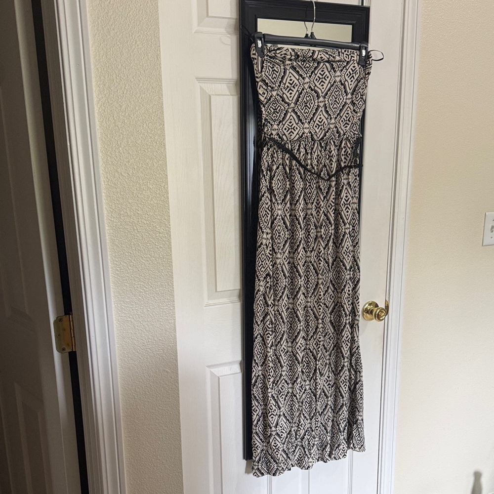 Forever 21 Black and White Patterned Maxi Dress